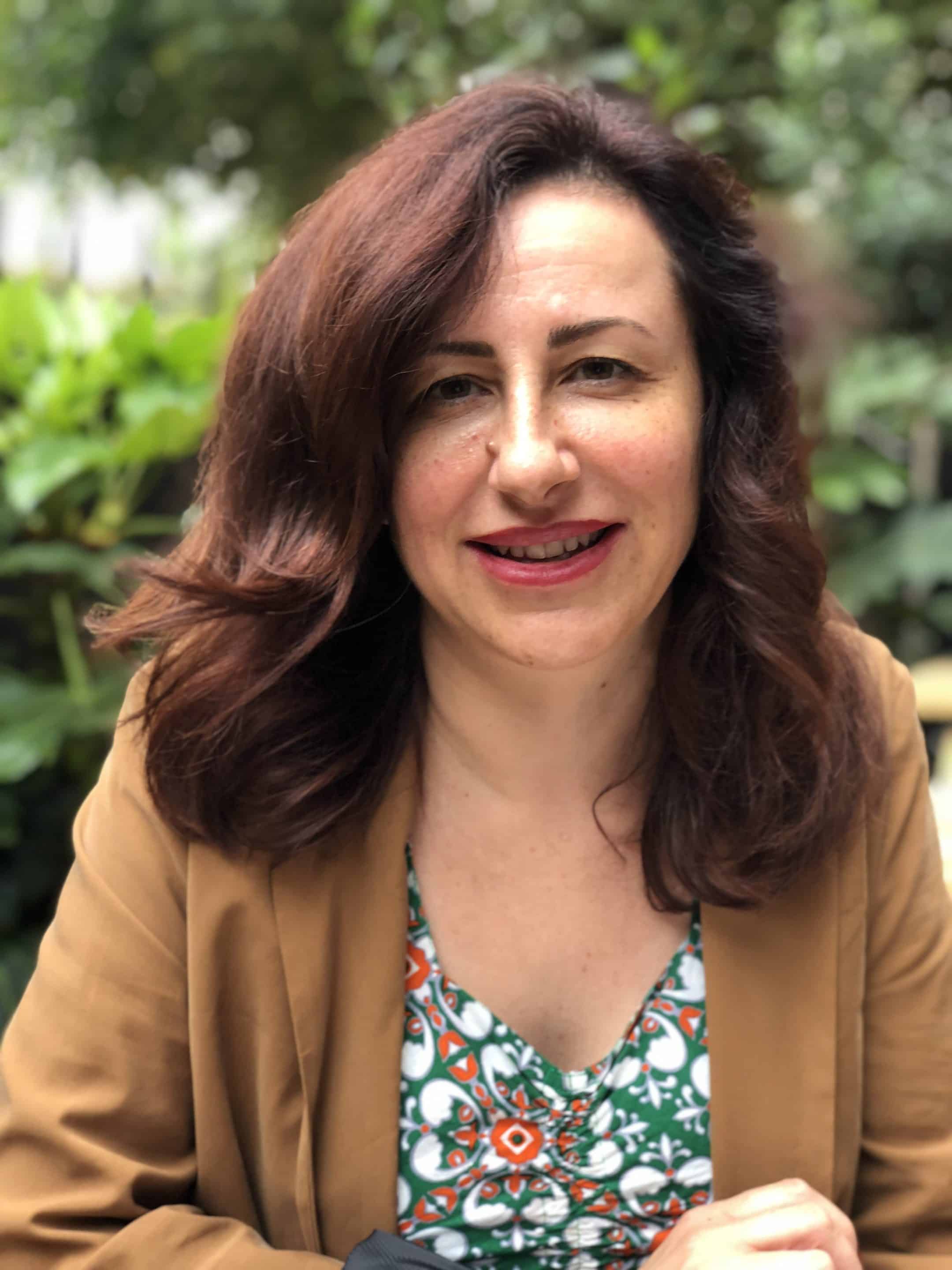 just me front facing 4470 copy louise hynotherapist